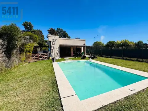Venta Casa 4 ambientes, 3 baños. Piscina. Cocheras. Lote de más de 800m en Lujan