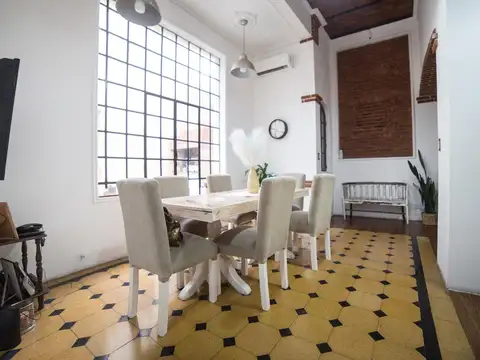 Casa en lote propio. 4 ambientes, cochera , patio. pileta. impecable .