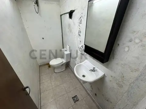 EXCELENTE GALPON EN VENTA CON LOCAL A LA CALLE EN CASTELAR. APTO CREDITO
