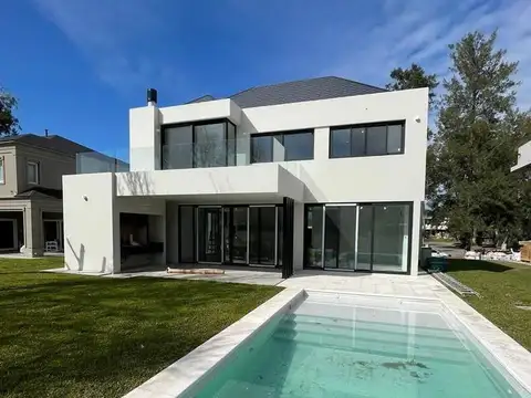 Casa en Venta con 2 cocheras