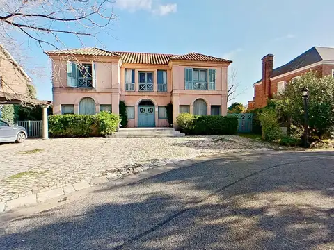 Casa estilo Provenzal en Venta en el Barrio las Victorias