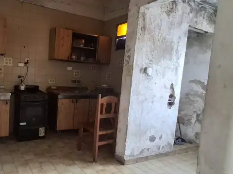 Casa 8 ambientes con 2 baños