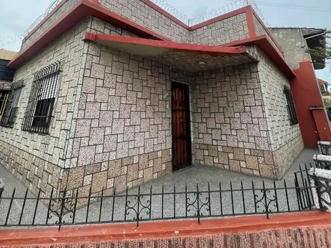 Casa en  venta de 3 ambientes con cochera, patio, terraza y parrilla - Wilde