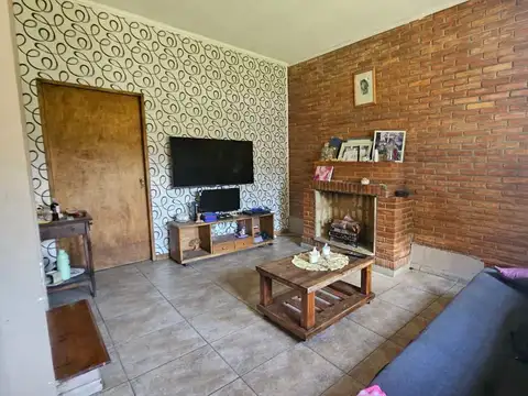 Casa 6 ambientes con 2 baños