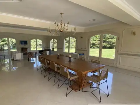 Casa en Alquiler con 2 cocheras