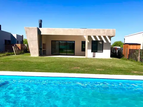 Casa 4 ambientes con 2 baños