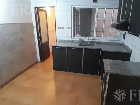Alquiler PH de 3 ambientes con patio en Sarandi