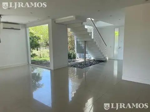 Casa en Alquiler con 2 cocheras