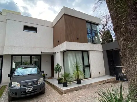 Casa en Venta con 2 cocheras