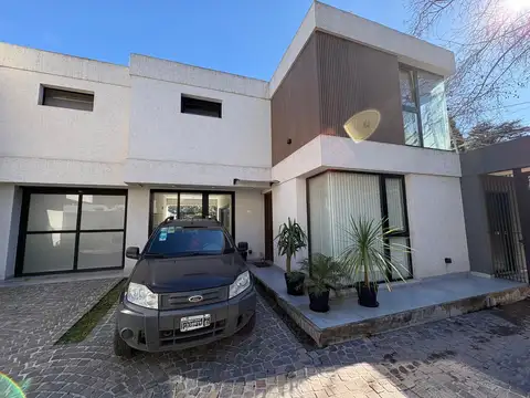 Casa 4 ambientes en venta en Leloir Ituzaingo