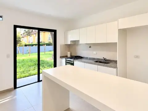 ALQUILER DUPLEX CON PATIO Y ESPACIO GUARDACOCHE