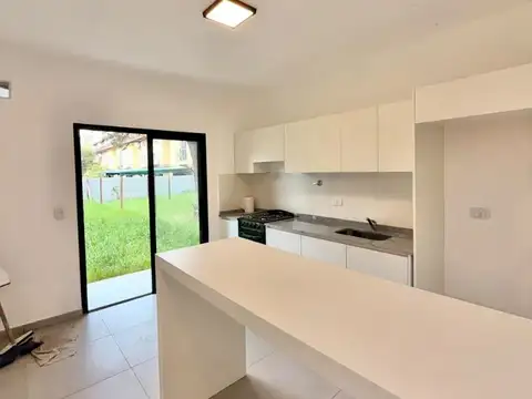 ALQUILER DUPLEX CON PATIO Y ESPACIO GUARDACOCHE