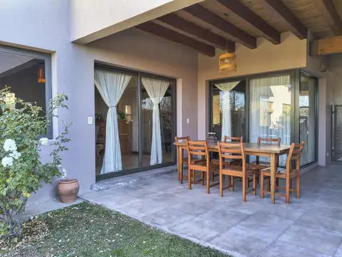 Casa 6 ambientes con 3 baños