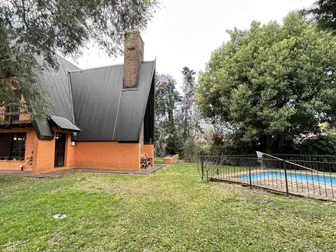 Casa alpina en venta, con 3 dormitorios y gran lote de esquina