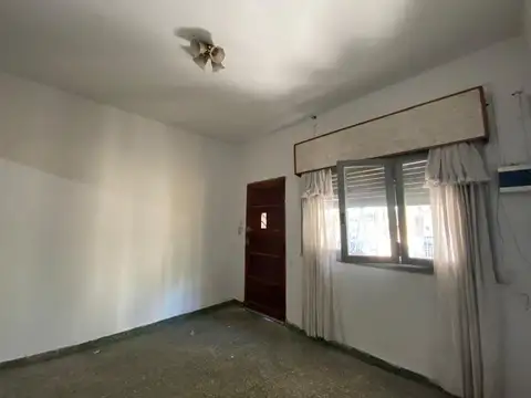 Venta Casa 3 ambientes con fondo libre en San José