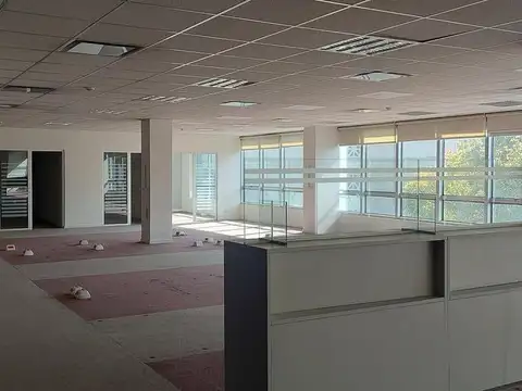 Oficina 7 ambientes con 5 baños