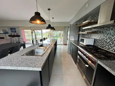 Casa en Alquiler Temporal con 2 cocheras