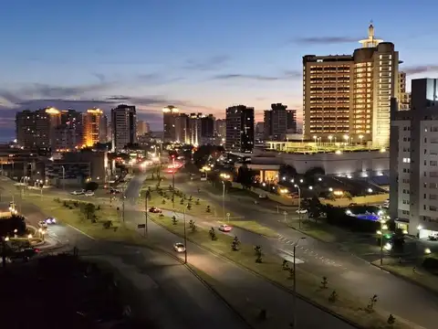 Vende apartamento esquinero con vista al mar de 2 dormitorios en Alexander Boulevard Punta del Este 