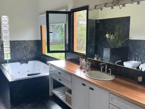 Quinta en Venta con 5 cocheras