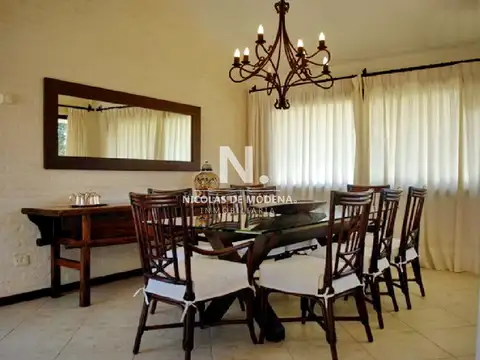 Se vende casa 5 dormitorios, con piscina en Rincon del Indio, playa Brava, Punta del Este.