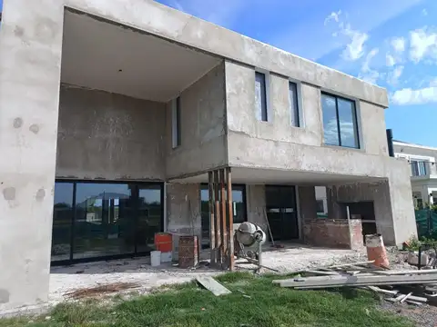 CASA 5 AMBIENTES CON COCHERA, PARRILLA, AZOTEA Y VISTA A LA LAGUNA - BARRIO SAN MATIAS