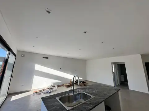 Casa 5 ambientes con 3 baños