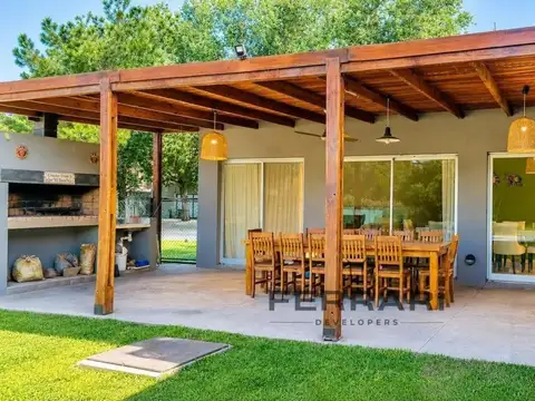 Casa en Venta con 2 cocheras