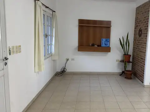 Casa 5 ambientes con 1 baño
