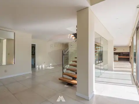 Casa en Venta con 3 cocheras