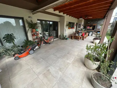 Casa 5 ambientes con 4 baños