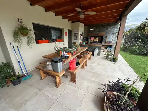 Casa 5 ambientes con 4 baños
