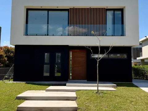 Casa 6 ambientes con 5 baños