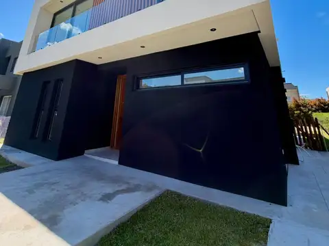 Casa en Venta con 3 cocheras