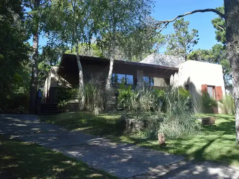 Impecable casa a pocas cuadras del mar rodeada de verde.