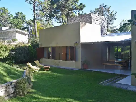 Impecable casa a pocas cuadras del mar rodeada de verde.