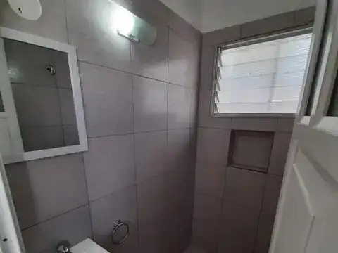 Villa Urquiza Altolaguirre al 1900 monoambiente tipo casa primer piso lateral totalmente reciclado cocina separada baño y patio cubierto