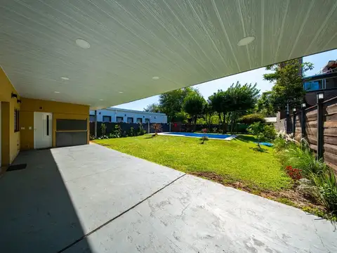 Casa en Venta con 3 cocheras