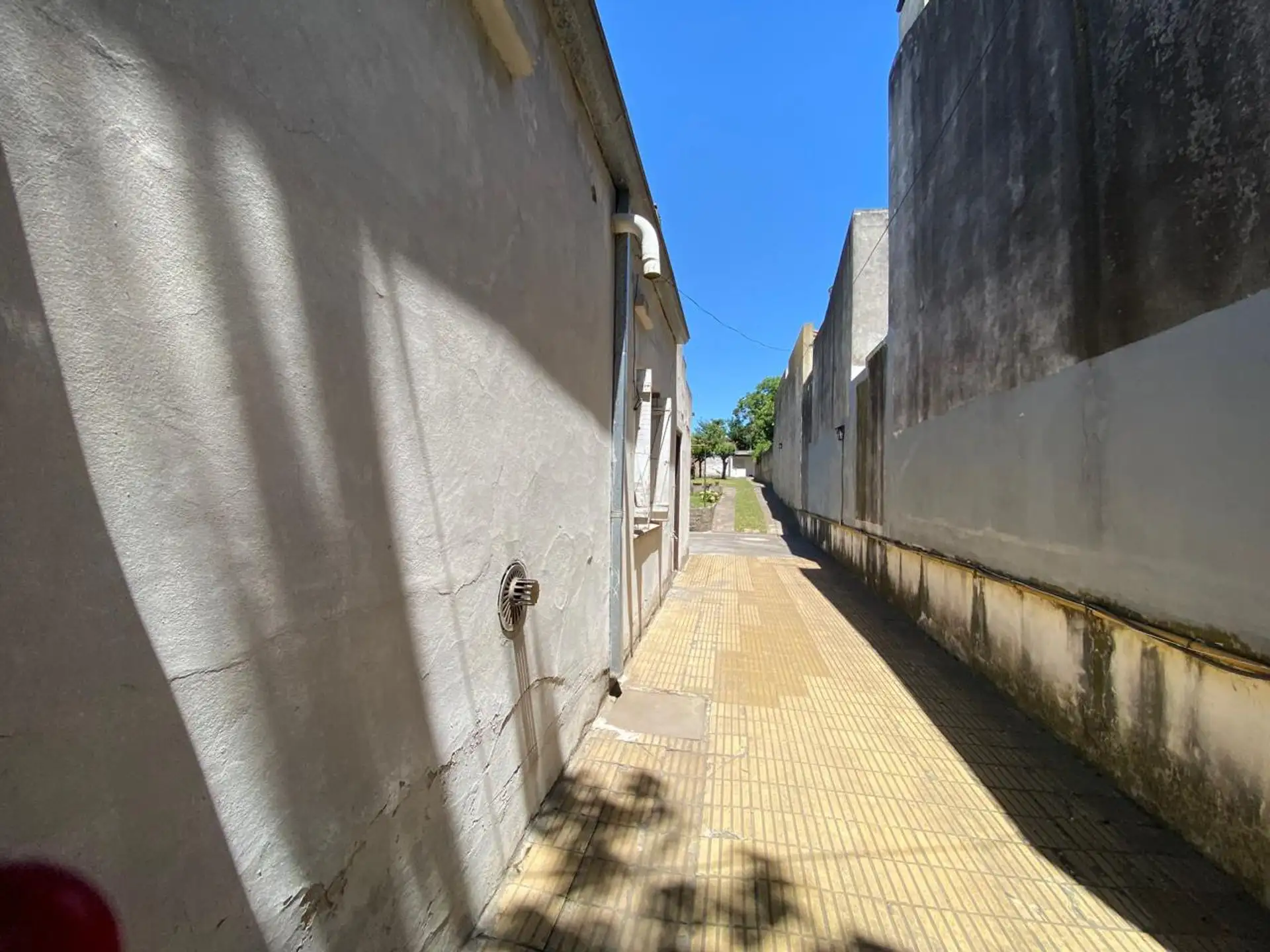 Casa a reciclar + departamento, 646m² sobre Avenida Perón