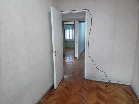 Amplio depto. de 4 ambientes con dependencia