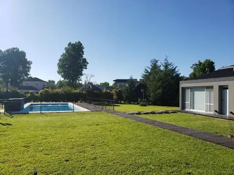 Casa en Alquiler con 1 cochera