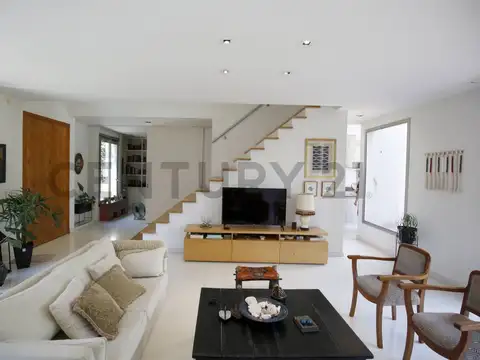 Casa 6 ambientes con 2 baños