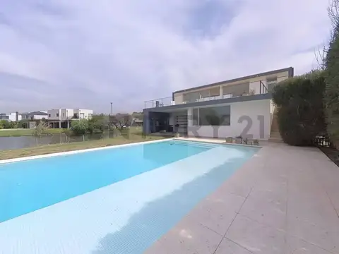 Casa 5 ambientes con 4 baños