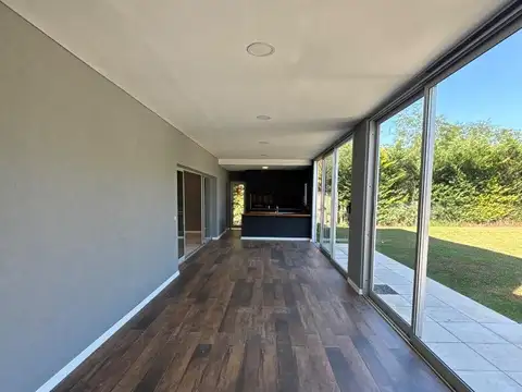 Casa en Venta con 4 cocheras