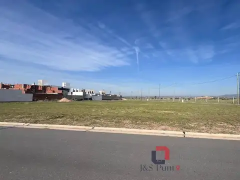 LOTE EN BRISAS DE MANANTIALES (FRENTE A ESPACIO VERDE)