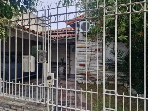 VENTA CASA TIPO CHALET, QUINCHO, PILETA Y GARAGE