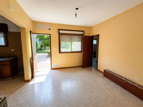 Casa 10 ambientes con 2 baños