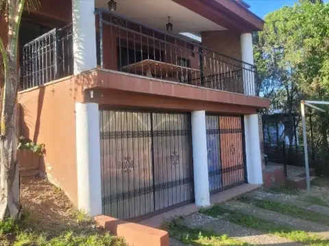 Casa 8 ambientes con 4 baños