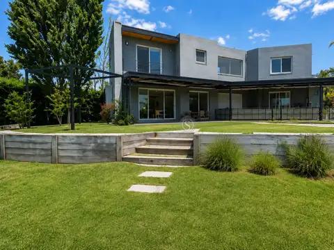 Casa  en Venta en El Cantón, Escobar, G.B.A. Zona Norte a la Laguna. Pileta. Dependencia