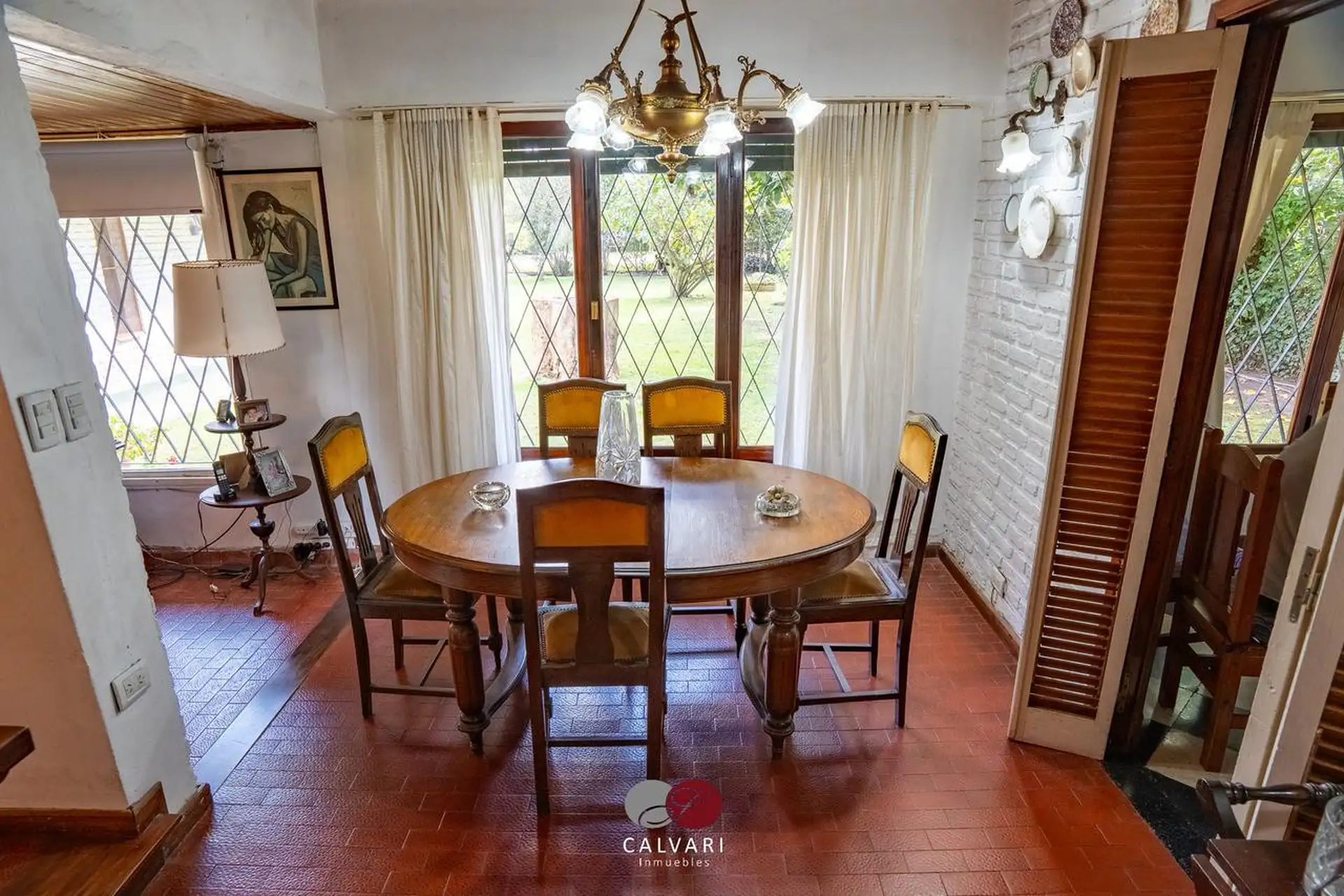Chalet 4 amb, 230m² en lote de 850m² — Garaje con parrilla