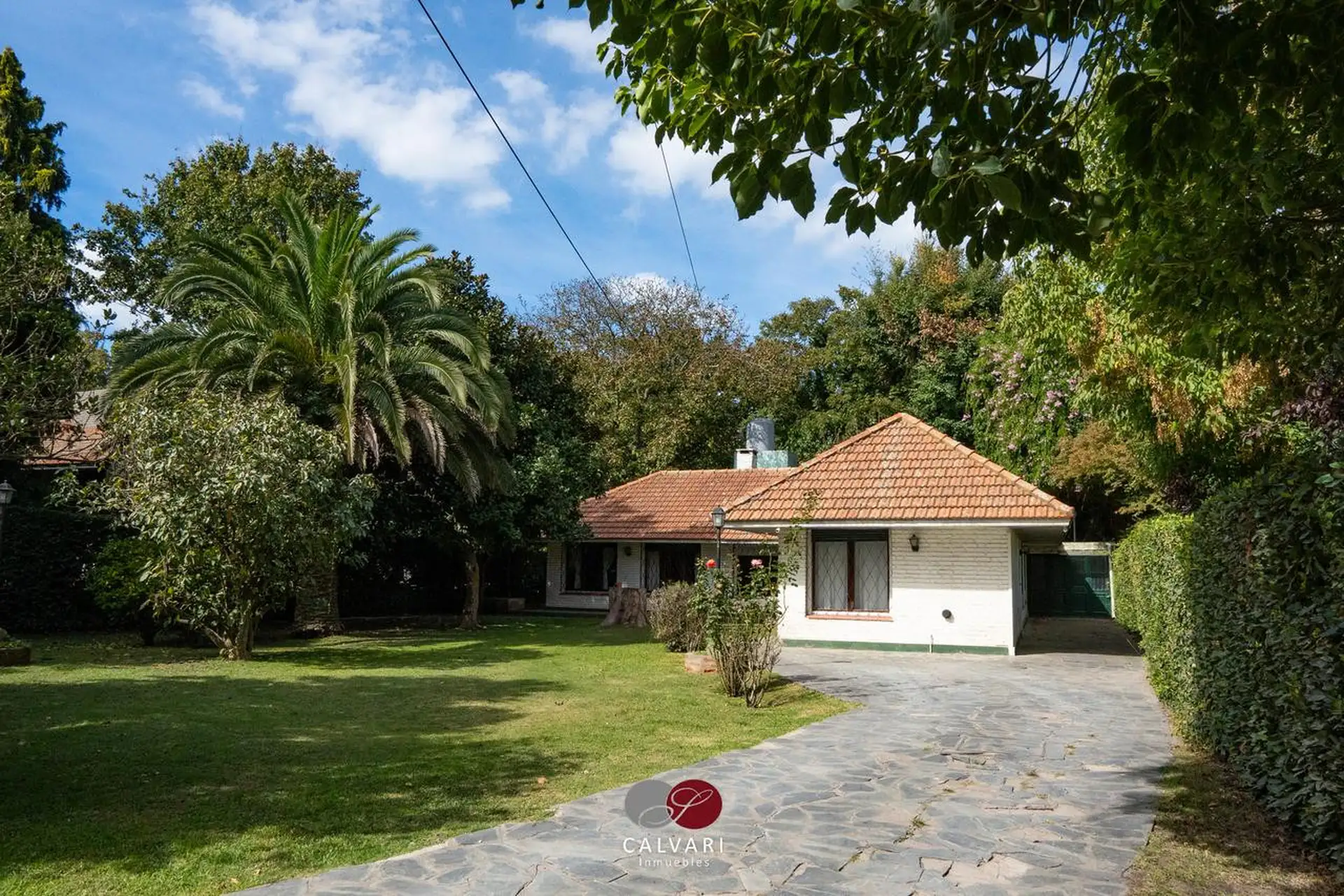 Chalet 4 amb, 230m² en lote de 850m² — Garaje con parrilla